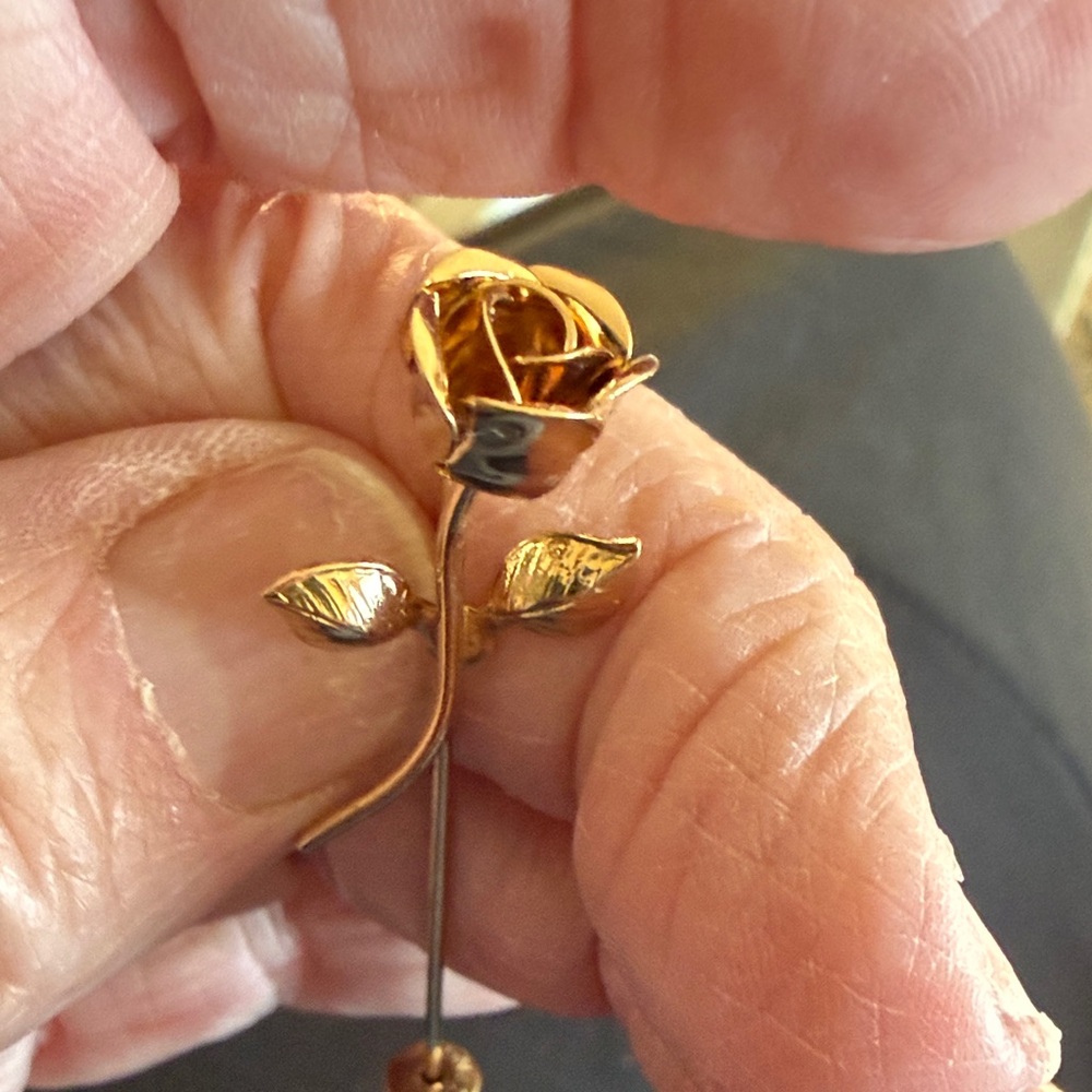 Gold Rose Brooch Pin - Picture 4 of 4